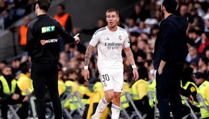 体育直播-6场仅出战42分钟！皇马18岁前锋又沦为替补 骂裁判禁赛2场|马斯坦托诺|马卡报|巴黎圣日耳曼|皇家马德里|阿韦洛亚_新浪体育_新浪新闻